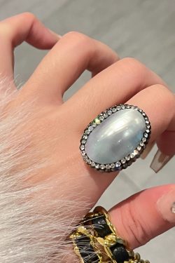 Elegant Natural Deep-Sea Pearl Gray Shell Ring for Women, High-End Light Luxury Wide Finger Ring, Chic Accessory for Any Occasion
