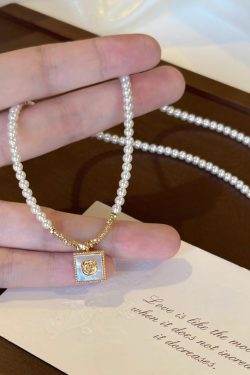 Elegant Pearl Mother-of-Pearl Rose Gold Necklace - Classy French Design Clavicle Chain for Timeless Style