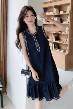 Elegant Petite Sleeveless Dress for Summer - Trendy Classy Style for May Day Outings, Perfect for 90s and Y2K Fashion Lovers