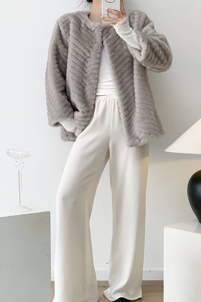 Elegant Retro Herringbone Embossed Faux Fur Women's Winter Coat - Eco-Friendly Minimalist Shoulder-Length Short Jacket