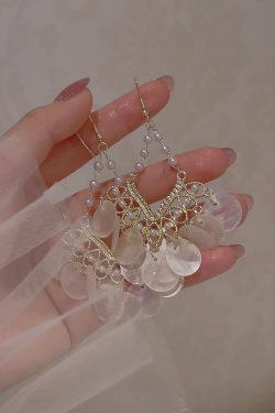Elegant Retro Shell Tassel Earrings with Niche Ins-Style Ear Hooks for a High-End Look