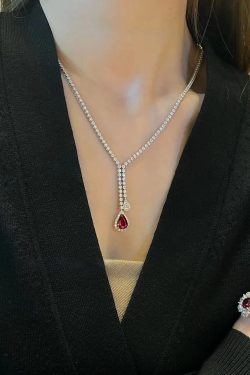 Elegant Ruby Clavicle Necklace for Women - Versatile Light Luxury Neck Accessory with High-End Style