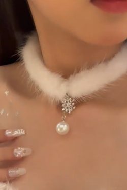 Elegant Winter Pearl Choker Necklace with Snowflake Pendant - Plush Niche Design for Women, Perfect for Autumn and Winter Fashion