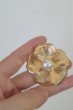 Exaggerated Floral Imitation Pearl Stud Earrings for Women - European and American Fashion Commuting Style
