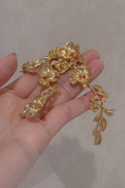 Exaggerated Golden Flower Long Earrings for Women, Luxury Tassel Leaf Design, High-End Statement Travel Ear Studs