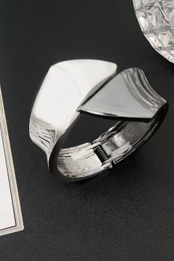 Exaggerated Metal Bracelet for Women - Retro Niche Design, Versatile Hand Accessory, Personalized Temperament Arm Ring