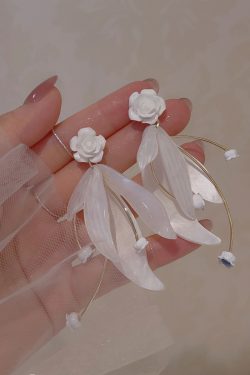 Exaggerated White Camellia Flower Earrings for Women - Romantic Acrylic Floral Ear Clips, Fairy Petal Accessories