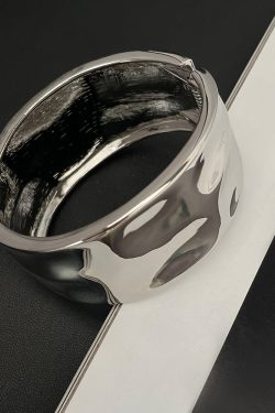 Exaggerated Wide Cuff Bracelet with凸凹 Texture, Punk Style Open Arm Ring Jewelry for Women, Statement Fashion Accessory