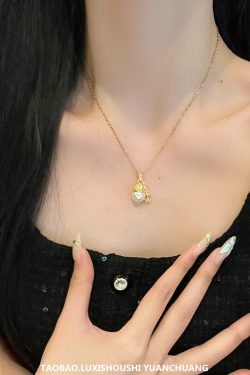 Exquisite Christmas Hat Pearl Necklace for Women - Light Luxury Sparkling Star Clavicle Chain, Versatile Holiday Accessory