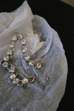 Exquisite Diamond-Studded Minimalist Bracelet for Women - Light Luxury Hand Accessories, Elegant Niche Fashion Jewelry