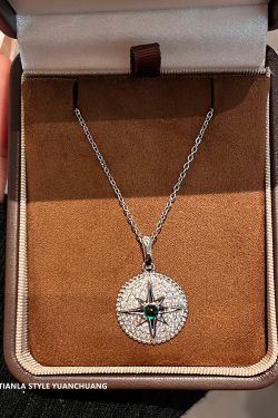 Exquisite Eight-Pointed Star Necklace for Women, Light Luxury Collarbone Chain, High-End Niche Design, Elegant Jewelry Accessory