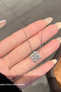 Exquisite Four-Leaf Clover Necklace for Women - Lightweight Pure Silver Clavicle Chain, Luxury Niche Design, Fashionable Versatile Jewelry