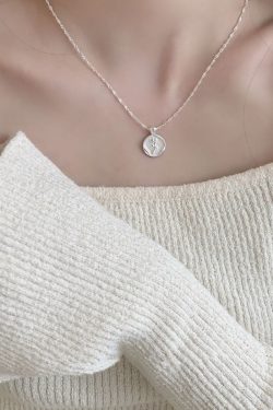 Exquisite Rose Flower Necklace for Women - Versatile French Fashion Clavicle Chain, Elegant Round Tag Design