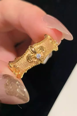 Exquisite Vintage-Inspired Iris Flower Ring for Women - Niche Design, Light Luxury Palace Style, Versatile High-End Fashion Accessory