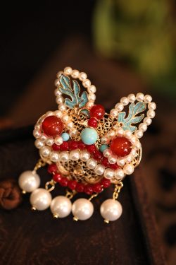 Exquisite Waking Lion Brooch for Women - Floral Chest Sweater Pin, Autumn Winter Cardigan Accessory, Elegant Qipao Gift