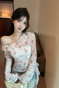 Floral Off-Shoulder Long Sleeve T-Shirt for Women - Trendy Slim-Fit Top, Sweet Summer Style, Age-Reducing Design