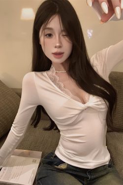 French-Style Sexy V-Neck Lace Trim Long Sleeve T-Shirt for Women - Slim Fit, Stylish, Versatile Top for Spring and Autumn