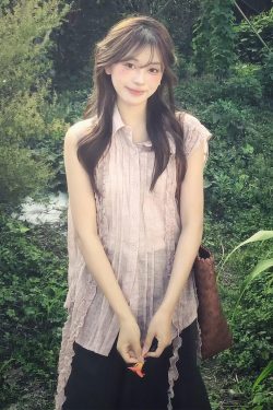 French-Style Sleeveless Polo Shirt for Women with Ruffled Lace, Fitted Tie-Up Design, Trendy Summer Fashion Top