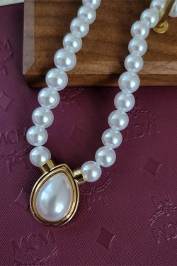 French-Style Women's Pearl Drop Choker Necklace and Stud Earrings Set - Chic Fashion Jewelry for Elegant Outfits