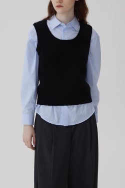 French Vintage Gray U-Neck Knitted Vest for Women - Layered Sleeveless Sweater Cardigan for Spring and Autumn 2025