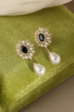 French Vintage High-End Water Drop Pearl Earrings in Hepburn Style - Elegant Niche Design for Women