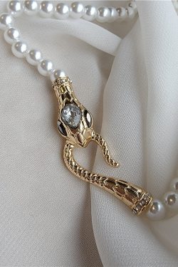 Gender-Neutral Pearl Snake-Shaped Necklace for Couples - European and American Niche Temperament Design