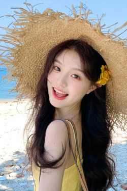 Handmade Frayed Raffia Sun Hat with Exaggerated Wide Brim for Summer Vacation, Sun Protection, Women's 2025 Trend