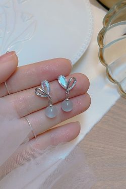 Heart-Shaped Cat's Eye Stone Earrings for Women - Minimalist Elegant Studs for Spring and Summer Fashion