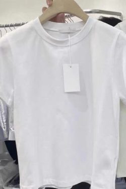High-End European-Style Women's Summer Short Sleeve T-Shirt with Straight Shoulders - Age-Reducing Basic Tee