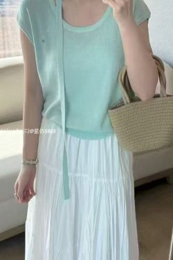 High-End European Women's Short Sleeve Knit Top with Unique Design, Stylish Thin Fabric, Distinctive Fashion for a Chic Look