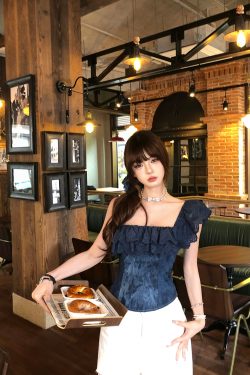 High-End French Lace Off-Shoulder T-Shirt for Women - Summer Slim Fit Waist-Defining Top, Elegant Floating World Elegy Style