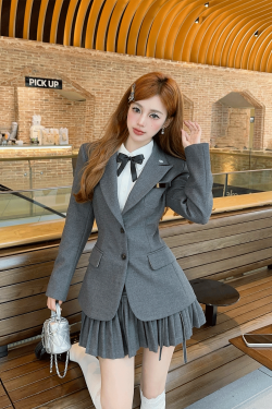 High-End Gray Suit Jacket and Pleated Skirt Set for Women - Chic Academic Style, Perfect for Commuting and Professional Wear