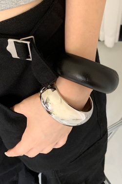 High-End Korean-Style Round Arc Wide Bracelet for Women, Vintage Stacking Bangle, Light Luxury Glossy Fashion Accessory