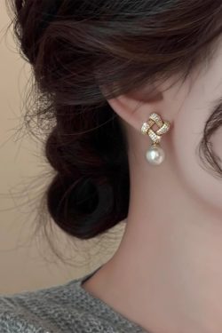 High-End Pearl Drop Stud Earrings - Elegant Designer Ear Accessories for Chic Style