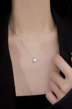 High-End Pendant Clavicle Chain Necklace - Light Luxury Fashion Accessory - Elegant Niche Design