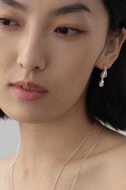 High-End Silver Necklace with Pearl Pendant, Collarbone Chain, Sculpture Design – Trendy Niche Fashion Statement Piece
