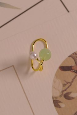 Jade Strawberry Crystal Pearl Ear Cuffs, High-End No-Hole Clip Earrings, Unique Jade Stone Accessories for Women