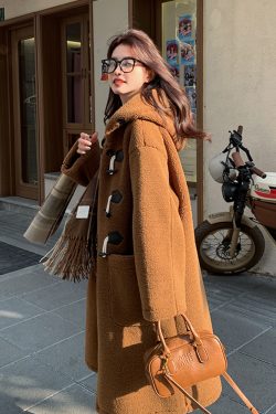 Knee-Length Korean-Style Cow Horn Buckle Lamb Wool Coat for Women, Trendy Leather and Fur Blend, Winter Fashion, Age-Reducing Look