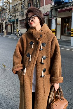 Knee-Length Korean-Style Cow Horn Buckle Lamb Wool Coat for Women, Trendy Leather and Fur Blend, Winter Fashion, Age-Reducing Look