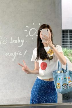 Korean-Style Floral Print T-Shirt - Gentle Design Short-Sleeve Top for a Sweet, Age-Reducing Look