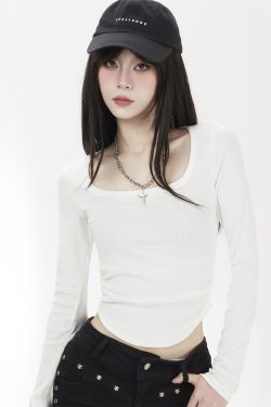Korean Style Long Sleeve White Base Layer Top for Women, Spring 2025 Fashion for Petite Figures, Women’s T-Shirt