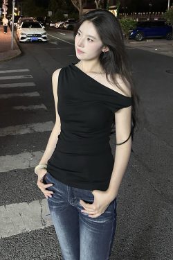 Korean Style Off-Shoulder Short Sleeve Tee for Women, Slim Fit Black T-Shirt, Trendy Summer Shoulder-Baring Top