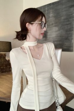 Korean-Style V-Neck Knitted Sweater with Scarf for Women - Fashionable Slim-Fit Top, Unique Design, Trendy Winter Wear