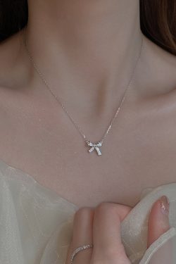 Light Luxury Butterfly Knot Necklace for Women - High-End Clavicle Chain, Stylish 90s Inspired Jewelry