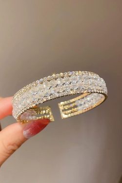 Light Luxury High-End Bracelet - Paris Fashion, Elegant Niche Design, Trendy Temperament Accessory, Chic for Any Occasion