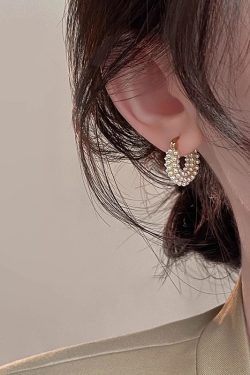 Light Luxury Pearl Earrings for Women - Elegant Design, Chic Ear Accessories for Fashion Lovers