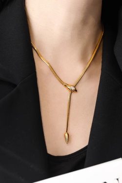 Light Luxury Snake Bone Necklace for Women - Niche Clavicle Chain, Stylish Sweater Chain, Elegant Fashion Accessory