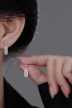 Light Luxury Women's Ear Studs - High-End Niche Earrings for Elegant Style