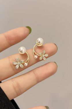Lightweight Pearl Flower Stud Earrings for Women, 2024 Trendy Luxury Design, Exquisite Niche Ear Accessories