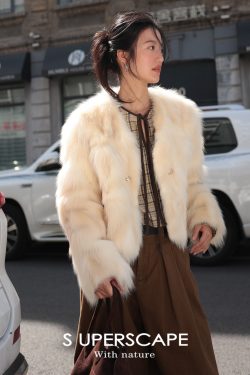 Luxurious Layered Fox Fur Coat with V-Neck - Fashionable Supercape for Chic Winter Style